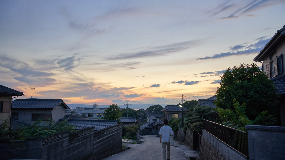 夏の終わりは、夕暮れを歩く。