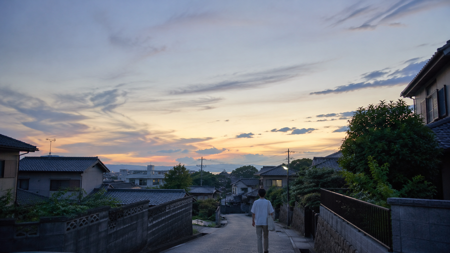 夏の終わりは、夕暮れを歩く。